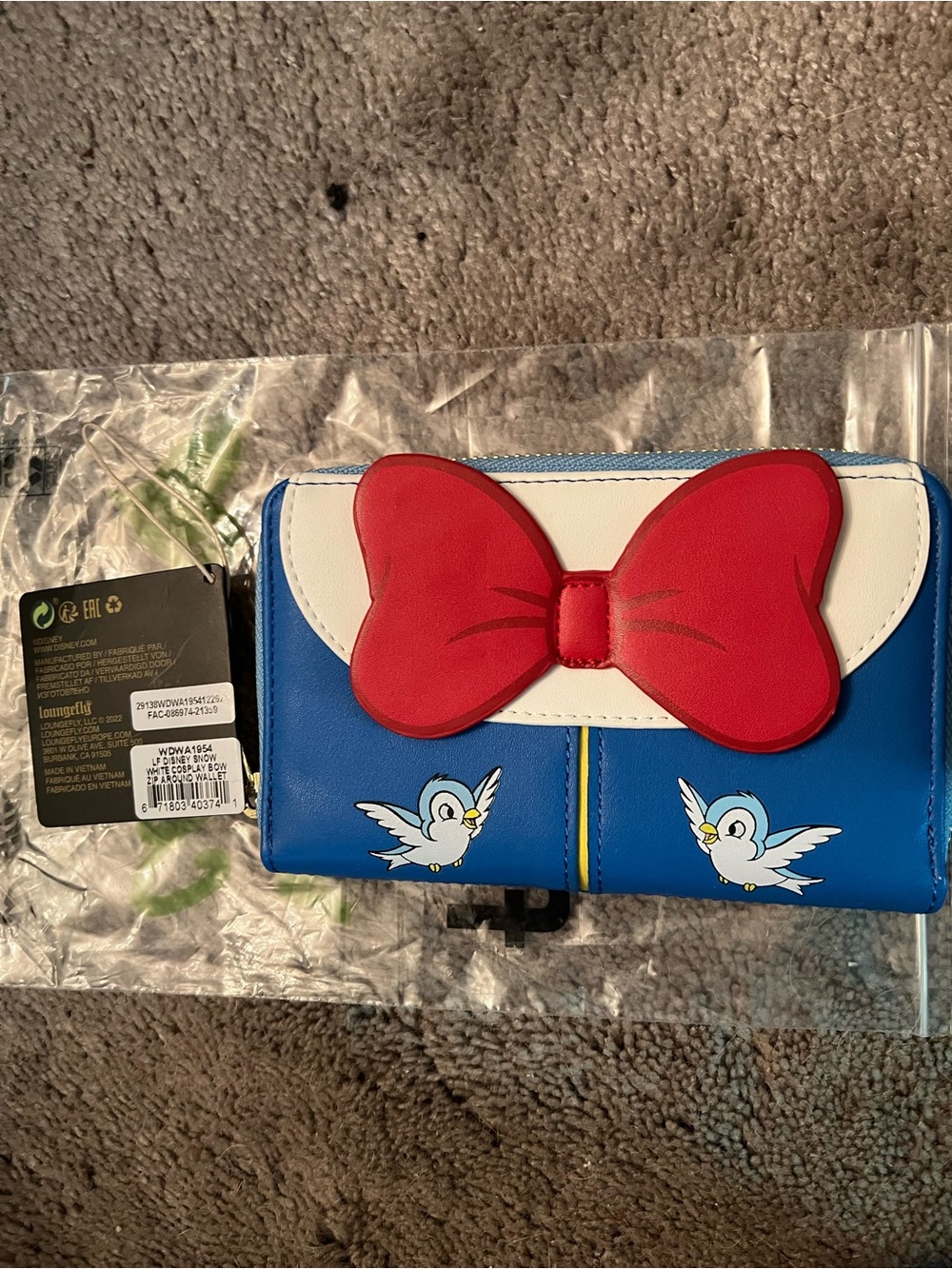 Loungefly Snow White Wallet with Character Design NWT